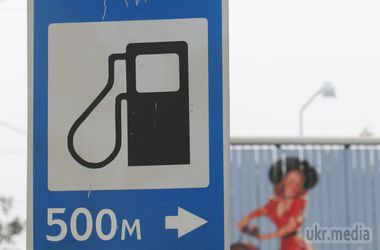 Удар доларом по бензину: ціни на АЗС підскочили до 18 грн. Незважаючи на зниження вартості нафти, паливо в Україні навряд чи подешевшає