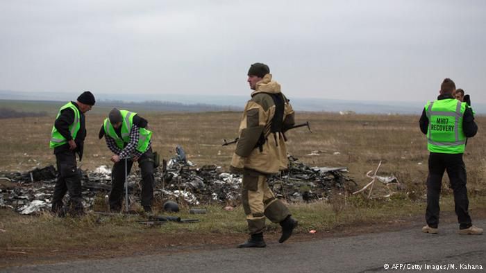 Сепаратисти допустять експертів з Нідерландів на місце катастрофи MH17. Експерти з Нідерландів можуть розпочати роботу на місці катастрофи рейсу MH17 уже 15 листопада завдяки домовленостям з бойовиками. У США ж називають сепаратистів єдиною причиною затягування розслідування.