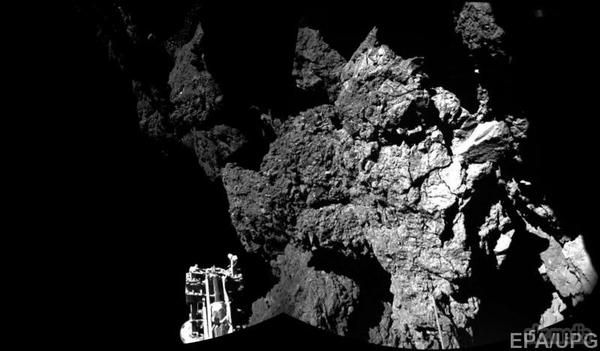 Як виглядає комета зблизька. Відео. Дослідницький модуль «Філи», який успішно висадився на комету Чурюмова-Герасименко, передав вченим перший панорамний знімок у гарній якості. Судячи з фото, у ядра комети горбиста поверхня, покрита тріщинами. Але вона тверда або пухка, судити поки не можна. 