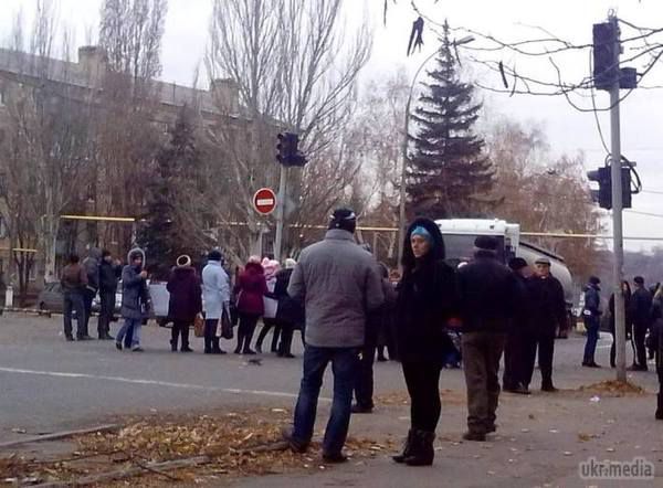 Жінки в контрольованому ДНР Торезі вийшли на мітинг з вимогою відновлення соцвиплат. Жінки у Торезі (Донецька область) вийшли на мітинг з вимогою відновлення виплат дитячих посібників.