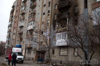 У Донецьку не вщухають залпи. Городяни: "Нас просто кинули, чекають, напевно, поки самі вимремо". Люди ховаються в підвалах і стежать за поведінкою тварин
