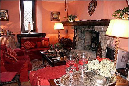 В мережі з'явилися фото розкішної вілли Пінчуків. В інтернеті з'явилися фото 5-поверхової вілли у Лондоні, яка вже 6 років належить донці Леоніда Кучми Олені Пінчук.