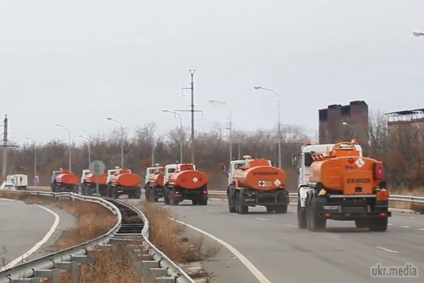 Путінський гумконвой в Луганську: десять паливозаправників з двадцяти машин «гуманітарної допомоги» (фото, відео). Учора, 16 листопада в Луганськ заїхала колона «гуманітарного конвою» з Російської федерації. З двадцяти машин конвою десять - паливозаправники за 11000 л.