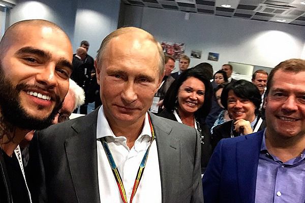 П'ять глобальних проблем, в яких винні селфі. У Росії стурбовані негативним ефектом зростання популярності селфі.