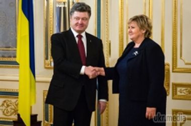 Порошенко передав прем'єру Норвегії 5 залізних троянд від українських ковалів. Президент подякував Норвегії за підтримку незалежності