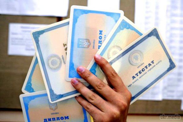12 депутатів нової Ради не мають вищої освіти. Серед 421 новообраного народного депутата 12 не мають вищої освіти.