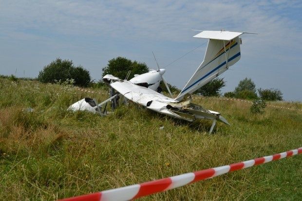 В Англії 73-річний пілот влетів у будинок на літаку. Дивно, але ніхто серйозно не постраждав.