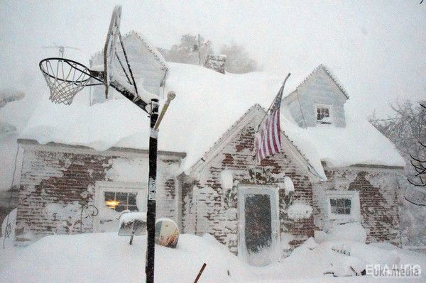 Нью-Йорк засипало снігом. Фотогалерея. Американський штат Нью-Йорк готується до нових снігопадів і хуртовин. За прогнозами синоптиків, там випаде ще близько метра снігу. 
