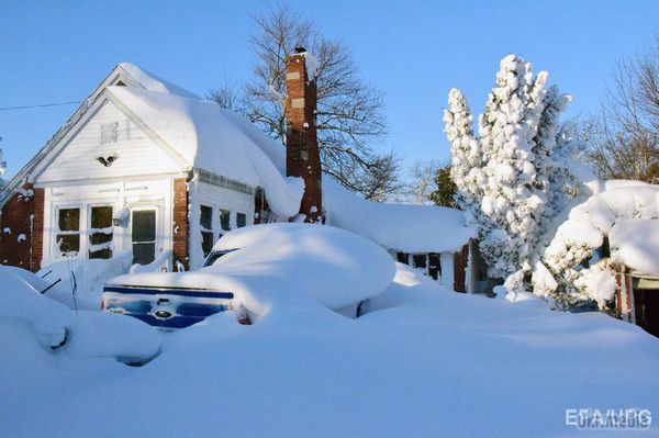 Нью-Йорк засипало снігом. Фотогалерея. Американський штат Нью-Йорк готується до нових снігопадів і хуртовин. За прогнозами синоптиків, там випаде ще близько метра снігу. 