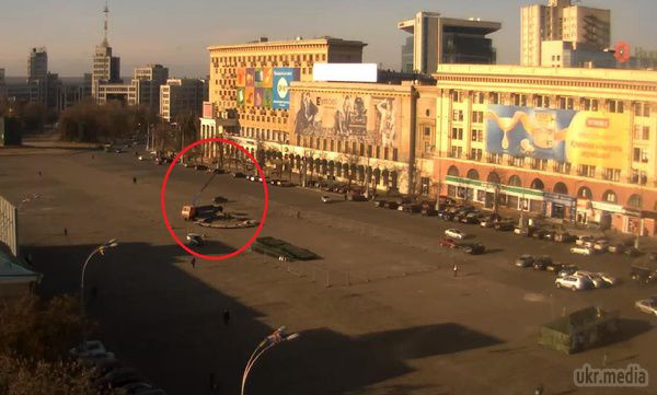 У Харкові почали встановлювати новорічну ялинку. Частина площі перекрили