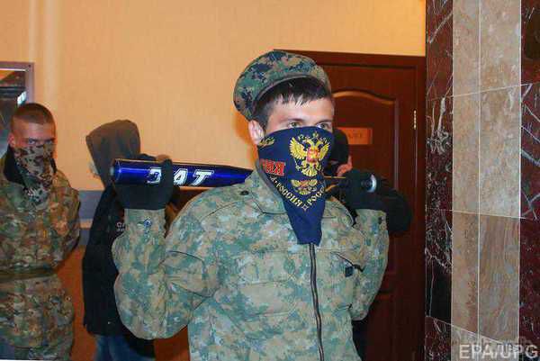 У «ЛНР» бойовики відкрили полювання на 15-річних дівчаток, називаючи їх «українськими диверсантками». Ватажок ровеньковских бойовиків попередив батьків, що бойовики будуть затримувати всіх підлітків, зустрінутих на вулиці після настання «комендантської години».