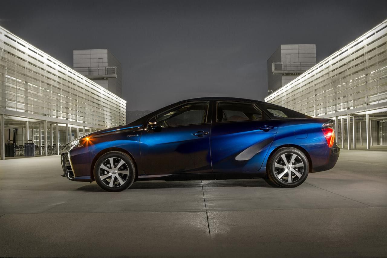 Toyota представили автомобіль майбутнього, що працює на паливних елементах. Японський автовиробник розсекретив зовнішній вигляд першого серійного автомобіля на паливних елементах під назвою Mirai.