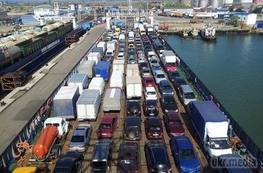 Керченська переправа зупинена на невизначений термін. У черзі скупчилося кілька сотень авто