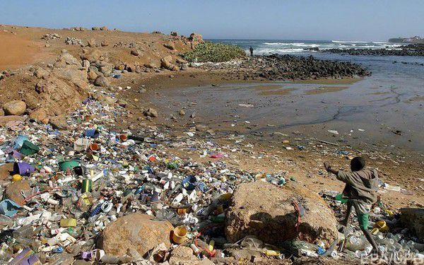  Як очистити океан від сміття ? Пропозициї студента з Нідерландів . Перша ділянка загородження для збору сміття буде побудована в Тихому океані між Гаваями і Каліфорнією