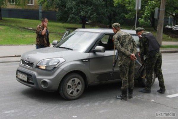 Бойовики ЛНР ділять награбовані автомобілі (відео). Виконуючий обов'язки «міністра оборони» ЛНР Олег Горбів вирішив розподілити крадені і «віджаті» автомобілі луганчан серед сімей убитих бойовиків. 