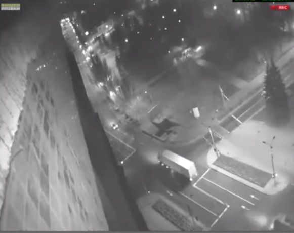 РНБО показало, як вантажівки з російського "конвою" супроводжують артилерію бойовиків, - відео. У Росії кажуть, що то не їхня Рада національної безпеки та оборони оприлюднила відео, на якому видно, як одна з вантажівок так званого російського "Гуманітарного конвою" супроводжує вулицями Донецька автомобілі з буксируванням для артилерійських знарядь.