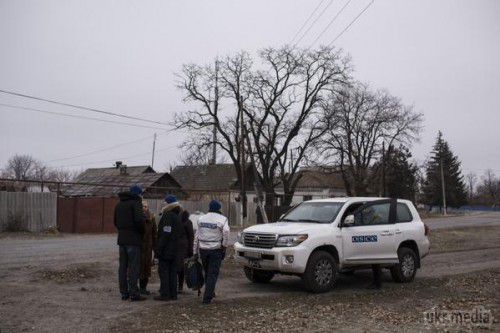 Місія ОБСЄ доставила гуманітарку в Трьохізбенку (фото). Вчора, 23 листопада, моніторингова місія ОБСЄ в Україні прибула в село Трьохізбенка Слов'яносербського району, яке знаходиться під постійними обстрілами. 