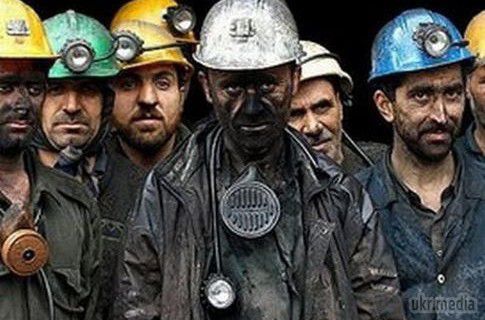 У ЛНР пообіцяли відібрати ахметовські шахти і не оплачувати шахтарям одну зміну. З нового року шахти «ДТЕК-Ровенькиантрацит» будуть «націоналізовані» бойовиками ЛНР. 