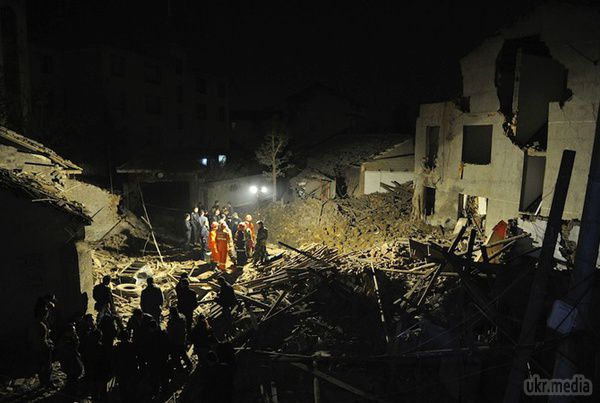 У Китаї вибухнув резервуар з людськими відходами: зруйнований будинок. У провінції Хунань вибухнула вигрібна яма в людськими відходами, поранивши 15 осіб і рознесли одну з будівель до фундаменту.