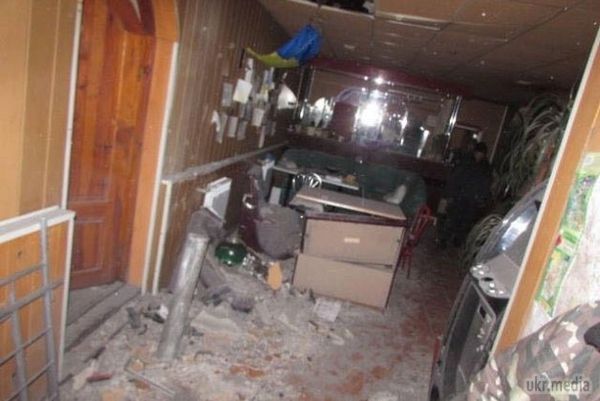 Терористи обстріляли волонтерів у Дебальцеве. Волонтерський центр у Дебальцевому бойовики обстріляли з "Градів", він частково зруйнований. Як мінімум шестеро осіб поранені. 