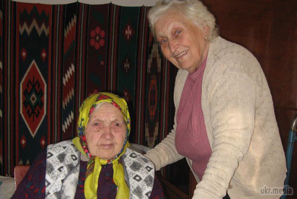103-річна знахарка втекла від війни, щоб знову зцілювати людей. Довгожителька переїхала з Луганської області в рідну Полтавщину всього два місяці тому, але до її нового дому не заростає народна стежка.