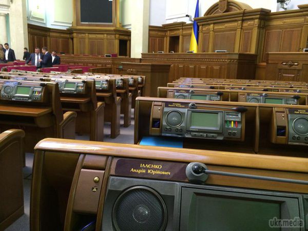 Оновлена Верховна Рада: Комбати прийшли в камуфляжі, Ляшко у вишиванці, Гонтарєва в шубі. У четвер новообрані нардепи прийняли присягу