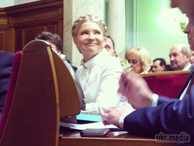 Тимошенко сьогодні виповнюється 54 роки. Екс-прем'єр-міністр України і лідер "Батьківщини" проводить свої іменини на першому засіданні нової Верховної Ради України.