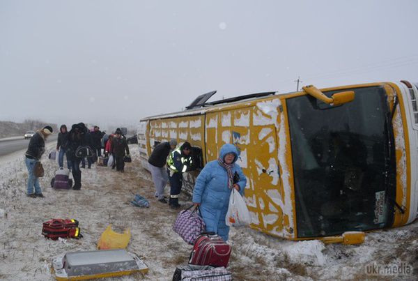 Під Харковом перекинувся автобус з луганчанами. Більша частина пасажирів - пенсіонери із зони АТО. 11 постраждалих доставлені в медустанови.