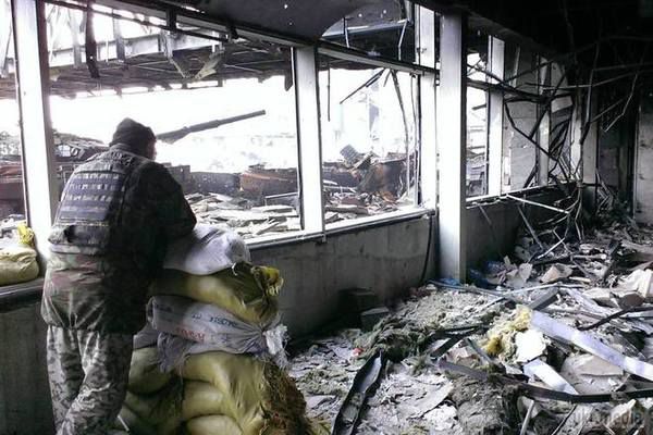 В районі нового терміналу донецького аеропорту йде бій. Прес-центр АТО в Facebook повідомляє про те, що ввечері суботи, 29 листопада, в районі нового терміналу аеропорту Донецька почався бій.