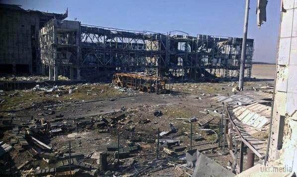 Терористам не вдалося захопити термінали аеропорту Донецька. Українські військові своїх позицій не здали.