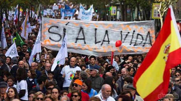 В Іспанії тисячі людей протестували проти політики жорстких економічних заходів країни. У більш ніж сорока містах Іспанії 29 листопада тисячі людей протестували проти політики жорстких економічних заходів країни.