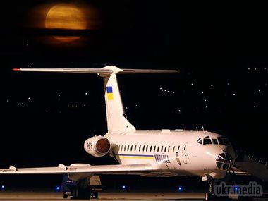 Літак Ту-134, який перевозив перших осіб держави, проїхав вулицями Києва. Державне управління справами передало Музею авіації в Жулянах (Київ) борт Ту-134, який до цього обслуговував перших осіб держави.
