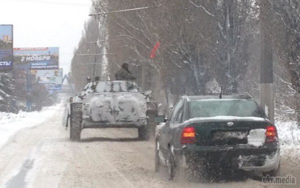 Російський гумконвой в Донецьку супроводжувала бронетехніка. Шість одиниць військового транспорту без розпізнавальних знаків.