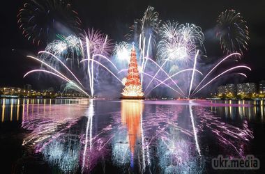 У Бразилії запалили найвищу в світі плавучу ялинку (фото). Різдвяний сезон у Бразилії відкрився сяйвом вогнів на найвищій в світі плавучій ялинці. 