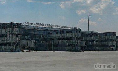 До аеропорту Донецька прибули  український і російський генерали. Мета поїздки - припинення штурму стратегічного об'єкта і зниження градусу напруги з обох сторін, повідомили в штабі АТО