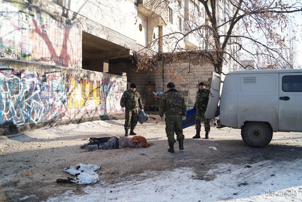 Сусіди жінки, що  впала з палаючого балкона 17-поверху: "Це жахливо! Бабуся кличе на допомогу, а ти стоїш і нічого зробити не можеш...". Під час сильної пожежі 74-річна киянка впала з 17-го поверху.