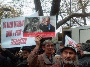 Путіна в Туреччині зустріли мітингом на захист кримських татар. Близько 300 осіб в Анкарі вимагали від російського президента припинити тиск на корінний народ Криму.