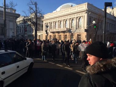 Вкладники "VAB Банку" перекрили вулицю Грушевського біля Ради. Мітингувальники вимагають повернути їхні вклади і відправити у відставку голову Національного банку Валерію Гонтареву.