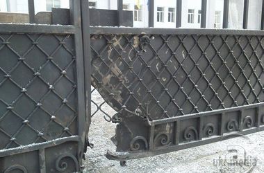 Вибух біля військової частини в Харкові: пошкоджено ворота, а за розслідування взялася прокуратура. Територію військової частини досліджували вибухотехніки та кінологи