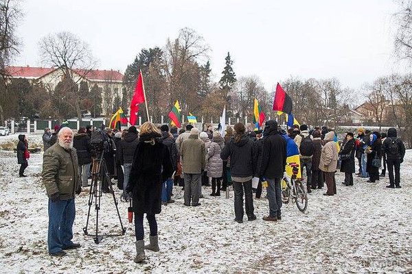 Посольство РФ в Литві  переїхало на пл. Евромайдана. - Ми не збираємося споруджувати на цій площі якісь пам'ятники, тому що люди, які борються за свободу, роблять це не заради статуй........