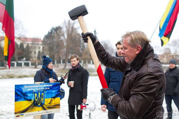 Посольство РФ в Литві  переїхало на пл. Евромайдана. - Ми не збираємося споруджувати на цій площі якісь пам'ятники, тому що люди, які борються за свободу, роблять це не заради статуй........