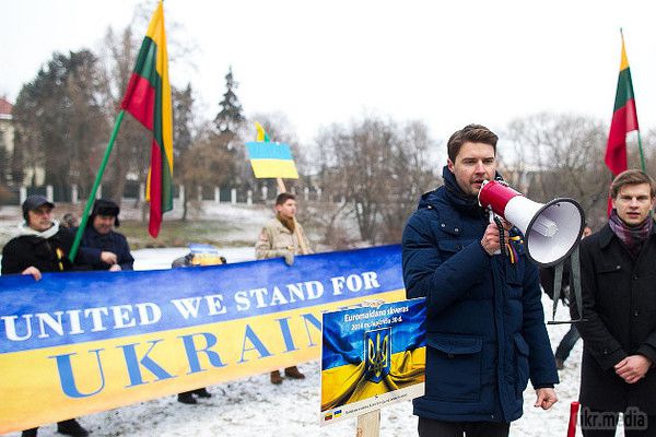 Посольство РФ в Литві  переїхало на пл. Евромайдана. - Ми не збираємося споруджувати на цій площі якісь пам'ятники, тому що люди, які борються за свободу, роблять це не заради статуй........