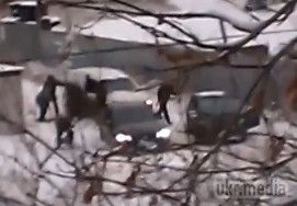 У Донецьку бойовики викрали сім'ю разом з автомобілем (відео). 30 листопада в Донецьку на вулиці Терешковій невідомі напали на автомобіль жителів міста. 