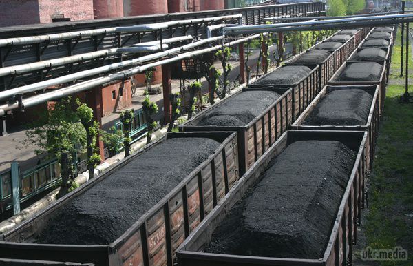 Міненерговугілля планує вивезти близько 2 млн тонн вугілля із зони АТО. Тепер у міністерстві чекають підходящої можливості.