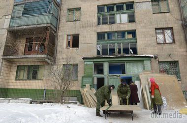 Репортаж з розбомбленої психлікарні в Донецьку. Лікарі: "Спочатку бігаємо в паніці, а потім починаємо прибирати після обстрілу" (фото). Співробітники психлікарні раді кожній буханці хліба і розповідають, що снаряди вибухають прямо на ліжках пацієнтів