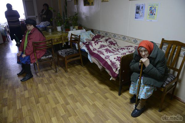 Репортаж з розбомбленої психлікарні в Донецьку. Лікарі: "Спочатку бігаємо в паніці, а потім починаємо прибирати після обстрілу" (фото). Співробітники психлікарні раді кожній буханці хліба і розповідають, що снаряди вибухають прямо на ліжках пацієнтів