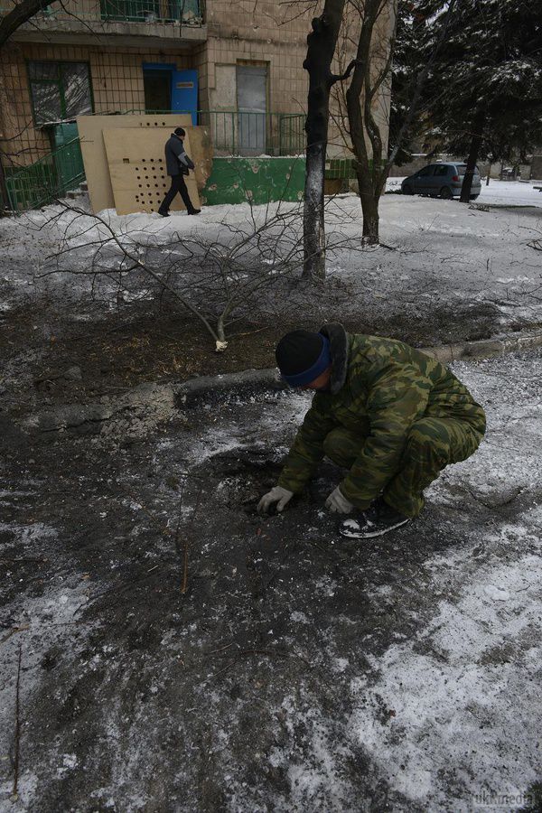 Репортаж з розбомбленої психлікарні в Донецьку. Лікарі: "Спочатку бігаємо в паніці, а потім починаємо прибирати після обстрілу" (фото). Співробітники психлікарні раді кожній буханці хліба і розповідають, що снаряди вибухають прямо на ліжках пацієнтів