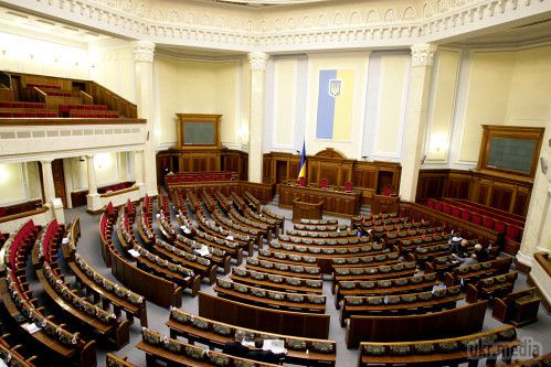 Парубія обрано першим віце-спікером Ради, депутат від "Самопомочи" Сироїд - заступником голови парламенту. Верховна Рада затвердила народного депутата від фракції "Народний фронт", екс-секретаря РНБО Андрія Парубія на посади першого віце-спікера, а народного депутата від фракції "Об'єднання "Самопоміч" Оксану Сироїд на посади віце-спікера парламенту.