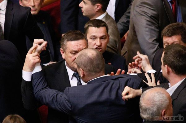 "Вас в Раду привів Майдан!" Парасюк спровокував першу бійку. Конфлікт у Раді стався після голосування за склад парламентських комітетів.