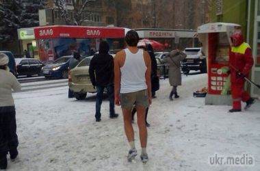 У Харкові погрожують хлопцеві, який гуляє по морозу в шортах та інше. Найчастіше харків'яни можуть зустріти місцевого стилягу в центрі міста